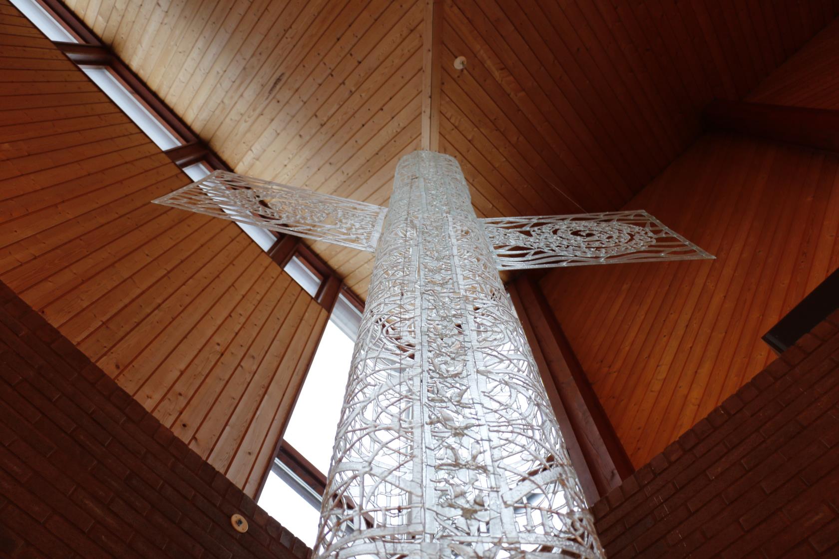 Kors av glas i Kronoparkskyrkan.