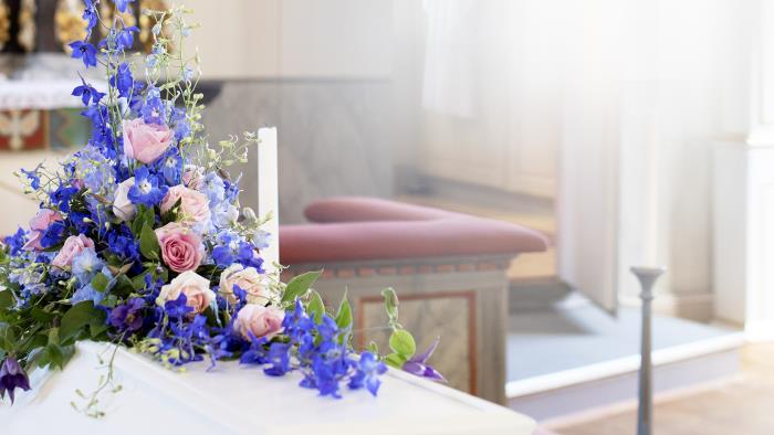 Blommor på begravningskista.