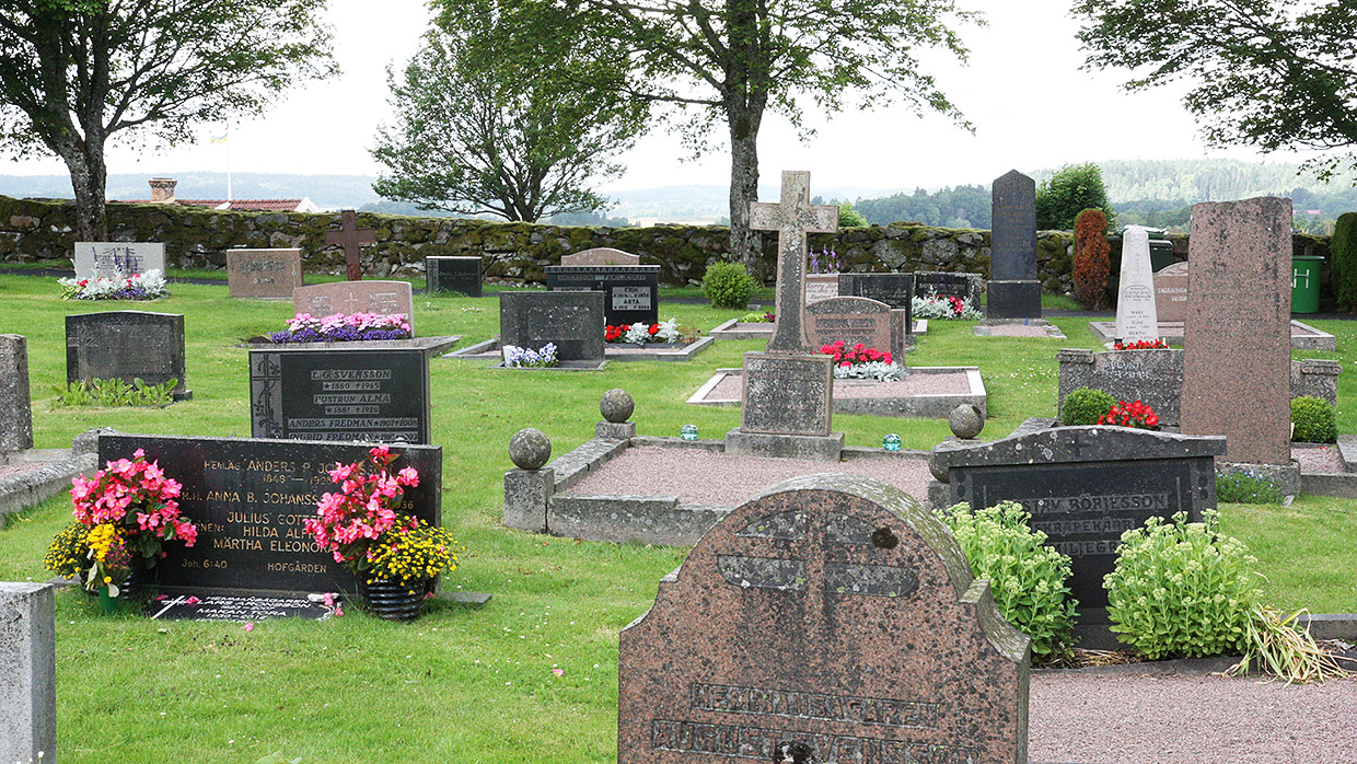 Bergums kyrkogård, gravar