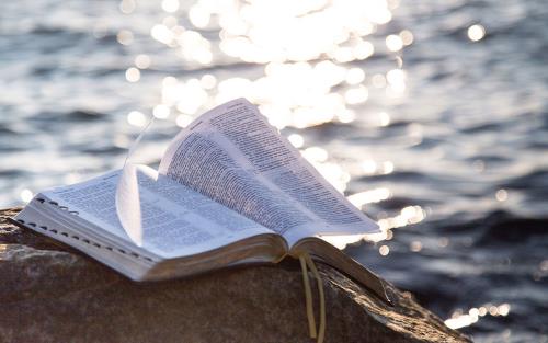 Bibel på en sten vid havet