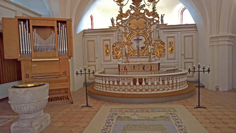 Altaret, dopfunten och orgeln i Bollerups kyrka