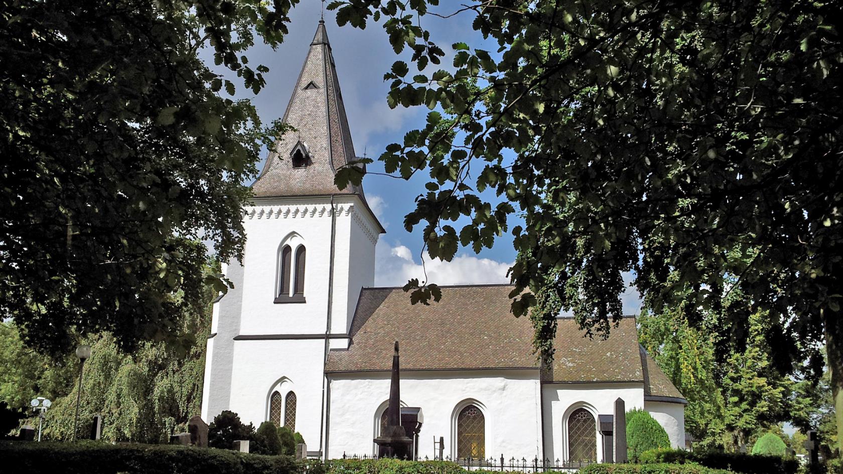 Brågarps kyrka genom sommargrönskan 2014