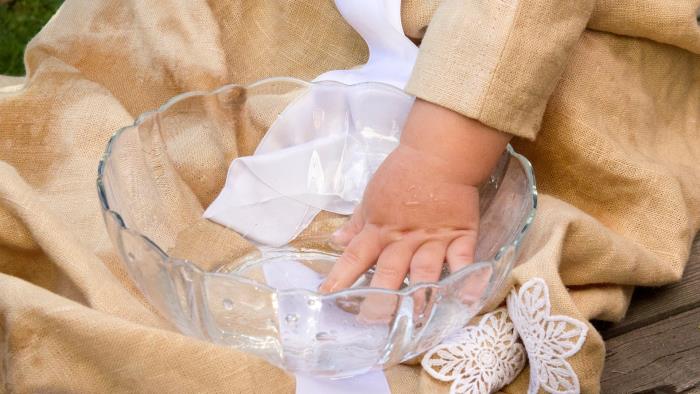 Barnhand i vattenskål