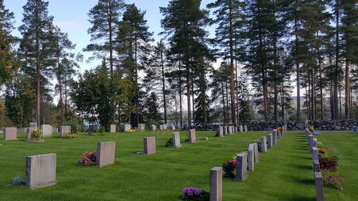 Sommarvy över Gunnarsbyns kyrkogård med utsikt mot Råneälven.