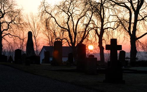 En kyrkogård i solnedgången.