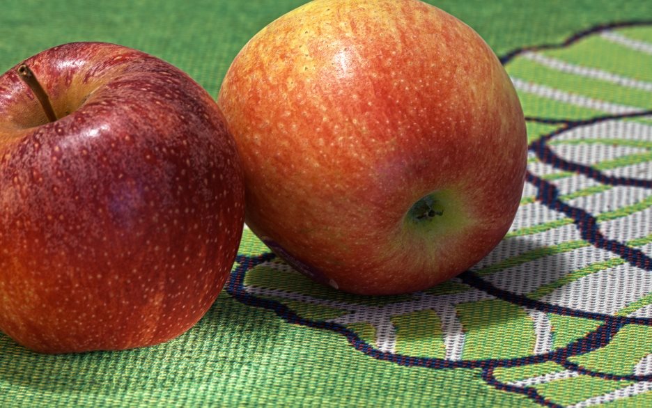 Två röda äpplen.
