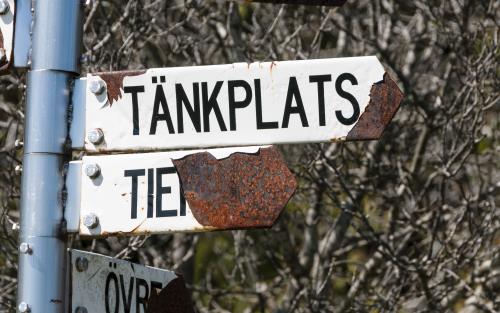 En gammal rostig skylt med texten Tänkplats.