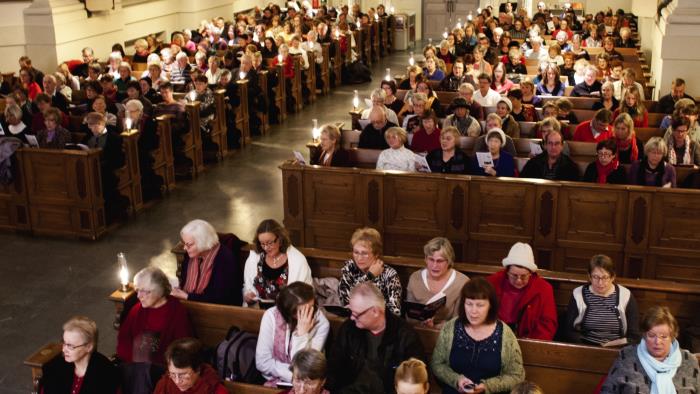 En kyrka full av besökare.