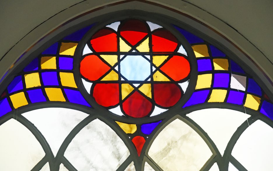 Detalj av ett färggrant kyrkfönster.