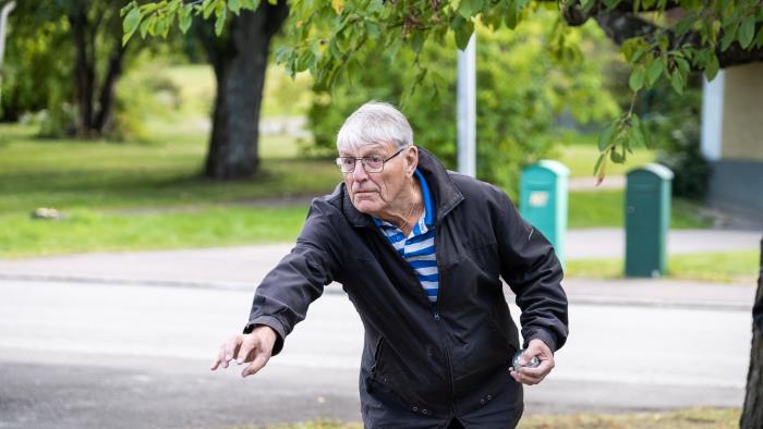 En äldre man har precis kastat ett bouleklot på banan.