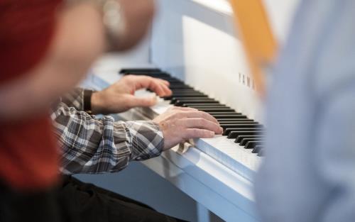 Någon spelar piano.