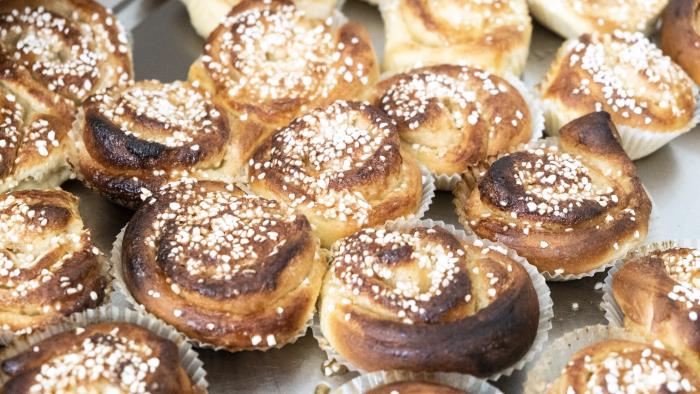 Ett gäng nybakta kanelbullar.