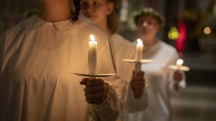 Ett luciatåg i en kyrka.