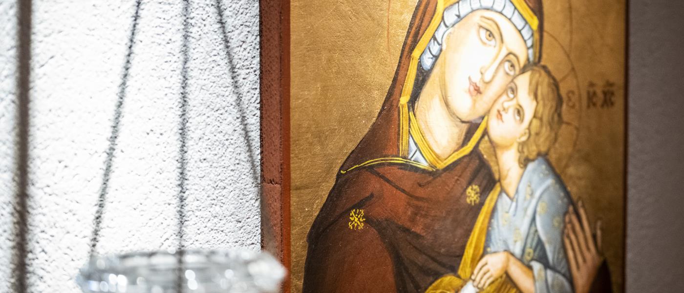 En målning av en Maria och jesusbarnet i en kyrka.