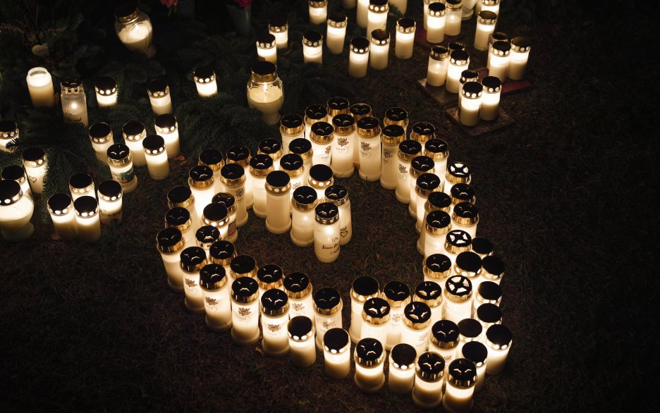 Gravljus uppställda i formen av ett hjärta.