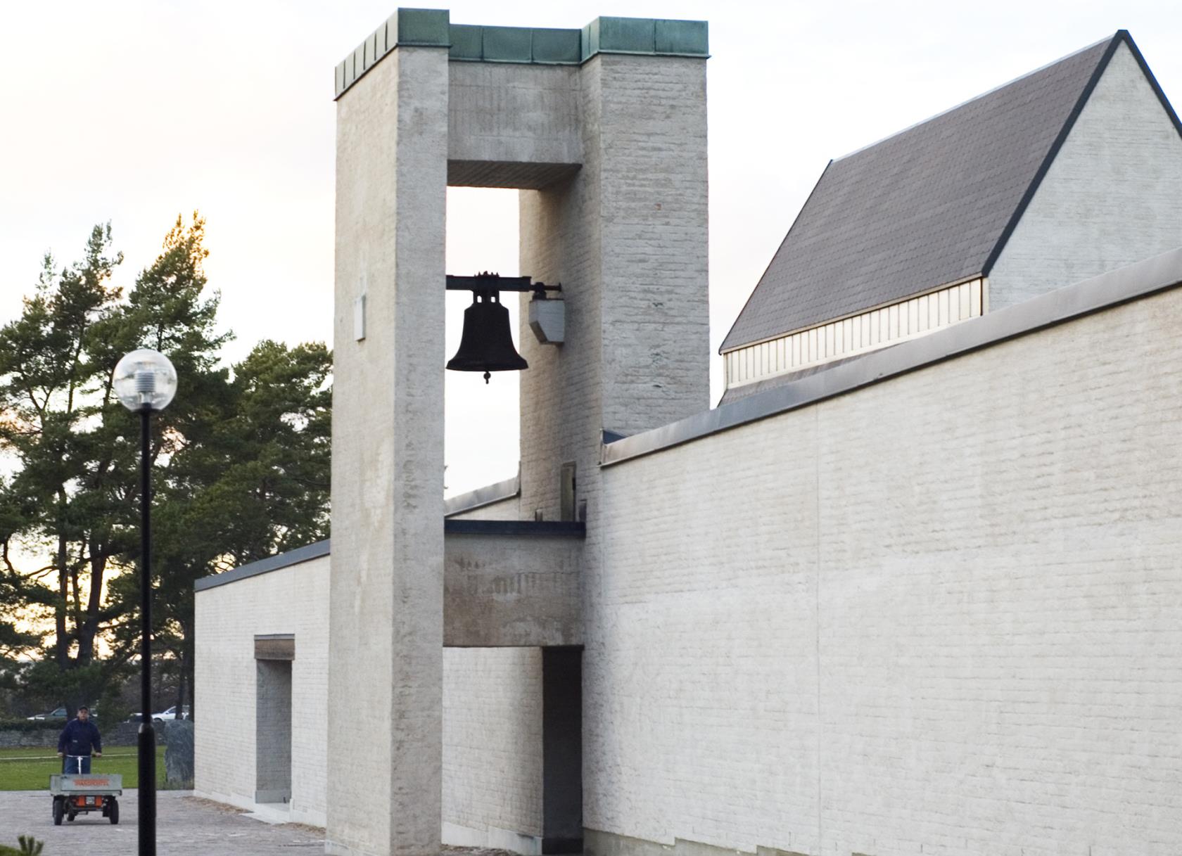 Krematoriet och klockstapeln vid Allgelgonakapellet på Visby Norra kyrkogård