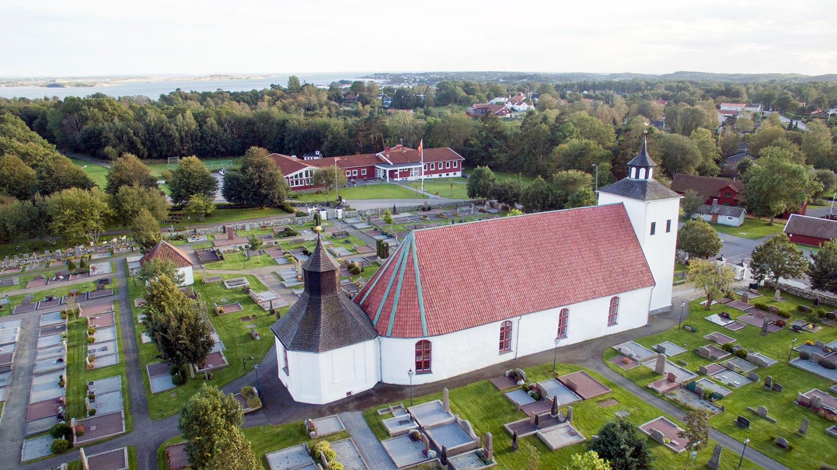 Onsala kyrka med omnejd