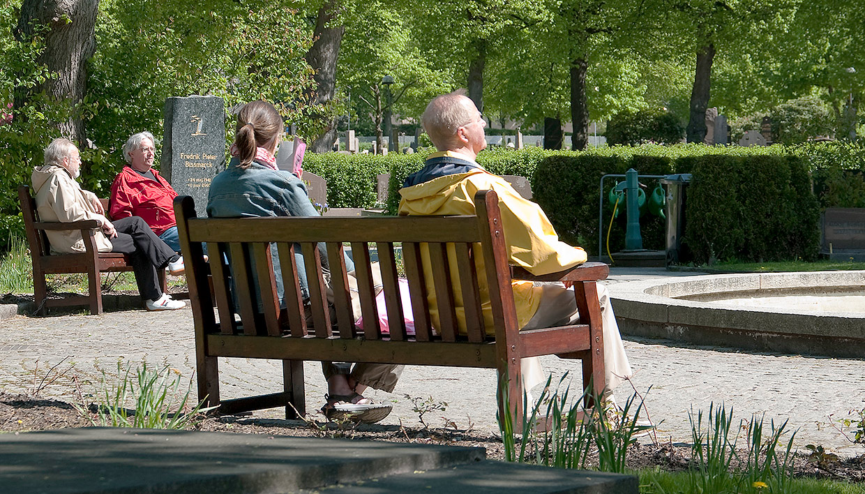 Parkbänk, sommar, Östra kyrkogården