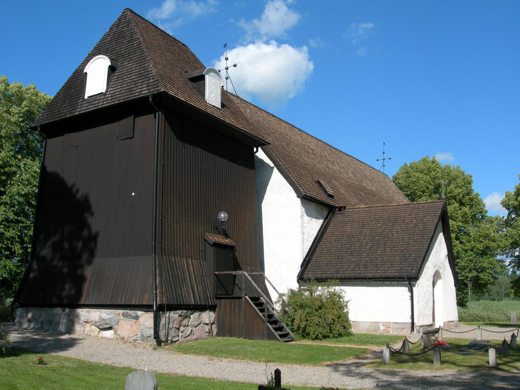 Säby kyrka byggdes mellan 1290 och 1310 vid stranden av Freden.