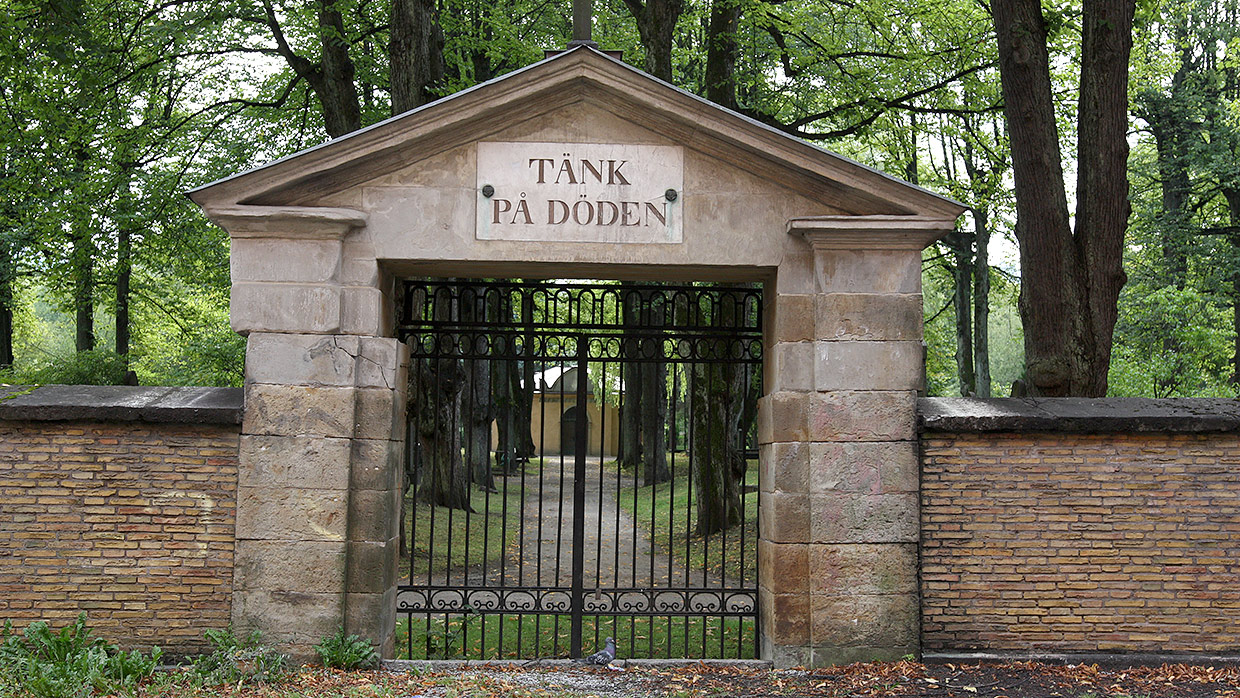 Stampens kyrkogård, "tänk på döden"-portalen