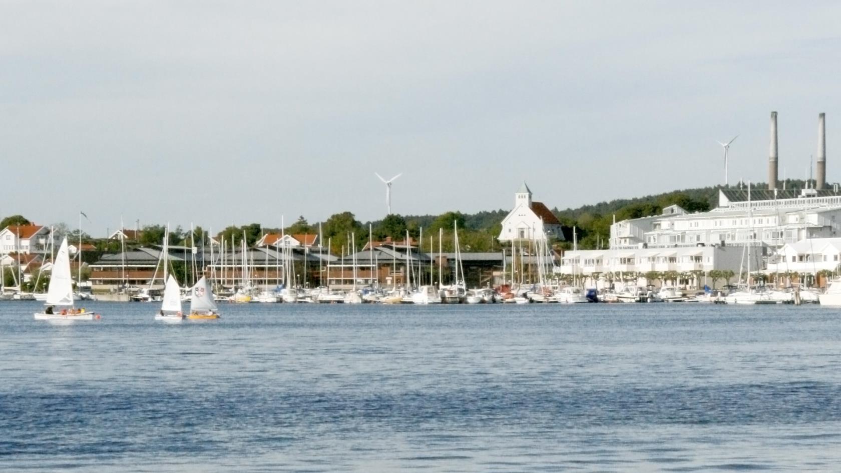 Stenungsunds kapell, sundet och fabrikerna