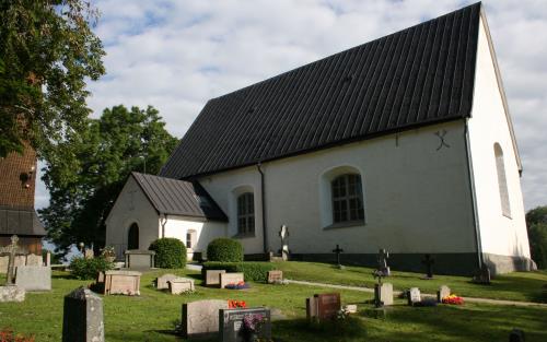 Svedvi kyrka är en rektangulär kyrka med spetsigt tak. Kyrkan är från sent 1200-tal.