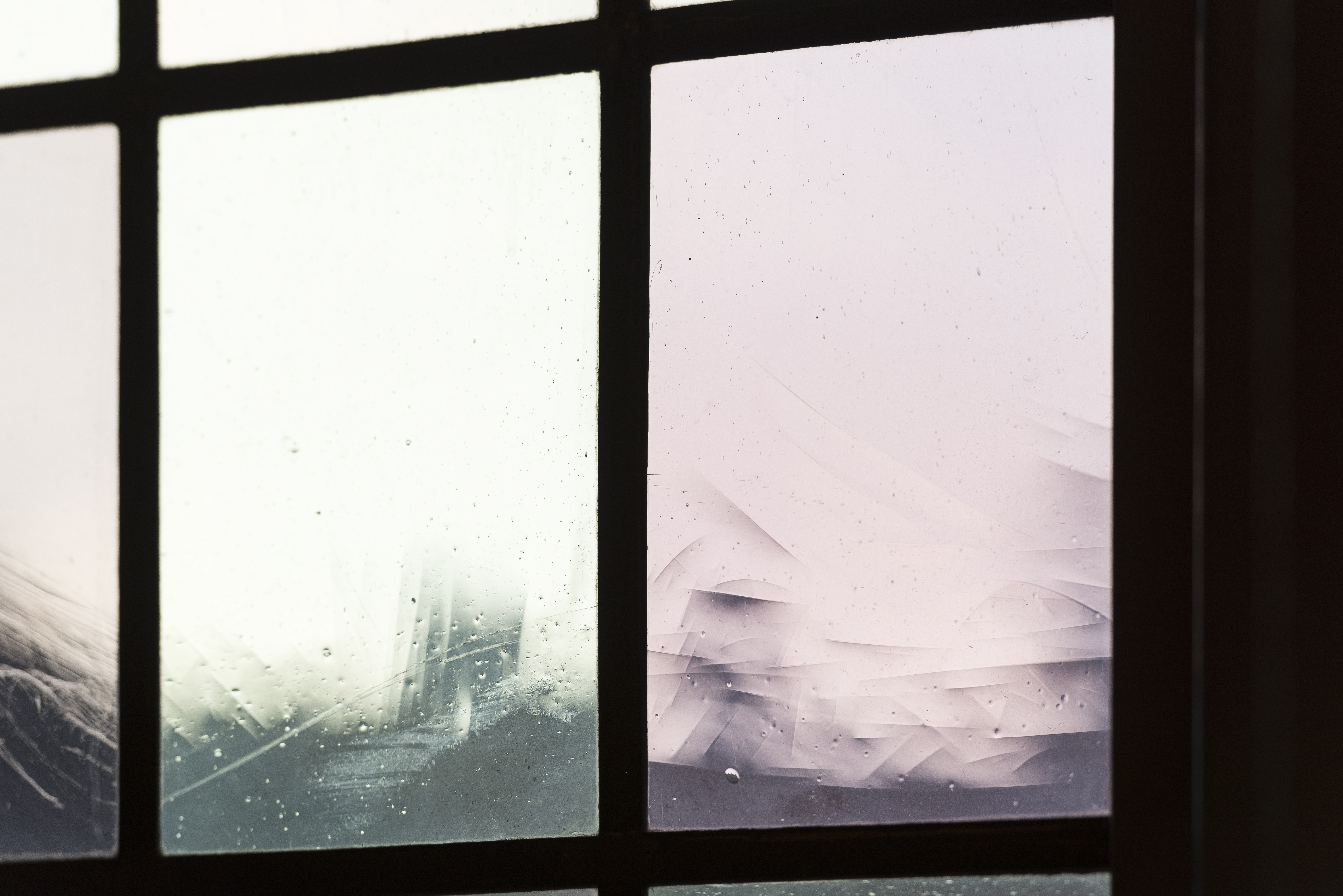 Närbild på ett fönster med färgat glas.