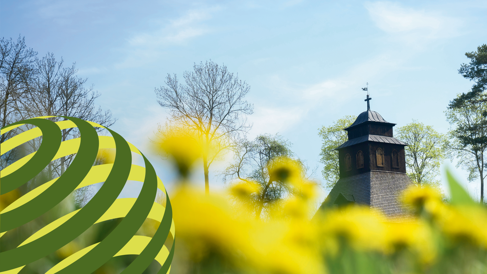 Bild föreställande en träkyrka med gula blommor i förgrunden och det grafiska kännetecknet för Svenska kyrkans klimatarbete i vänster nedre hörn.