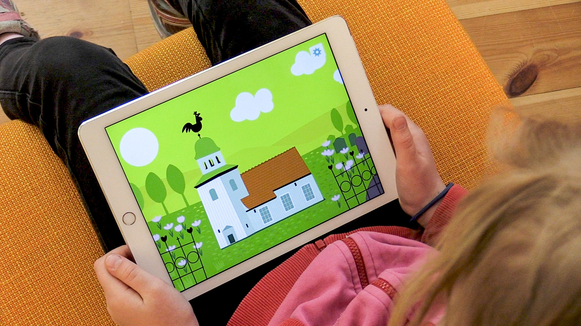 Barn använder appen kyrkan på iPad.