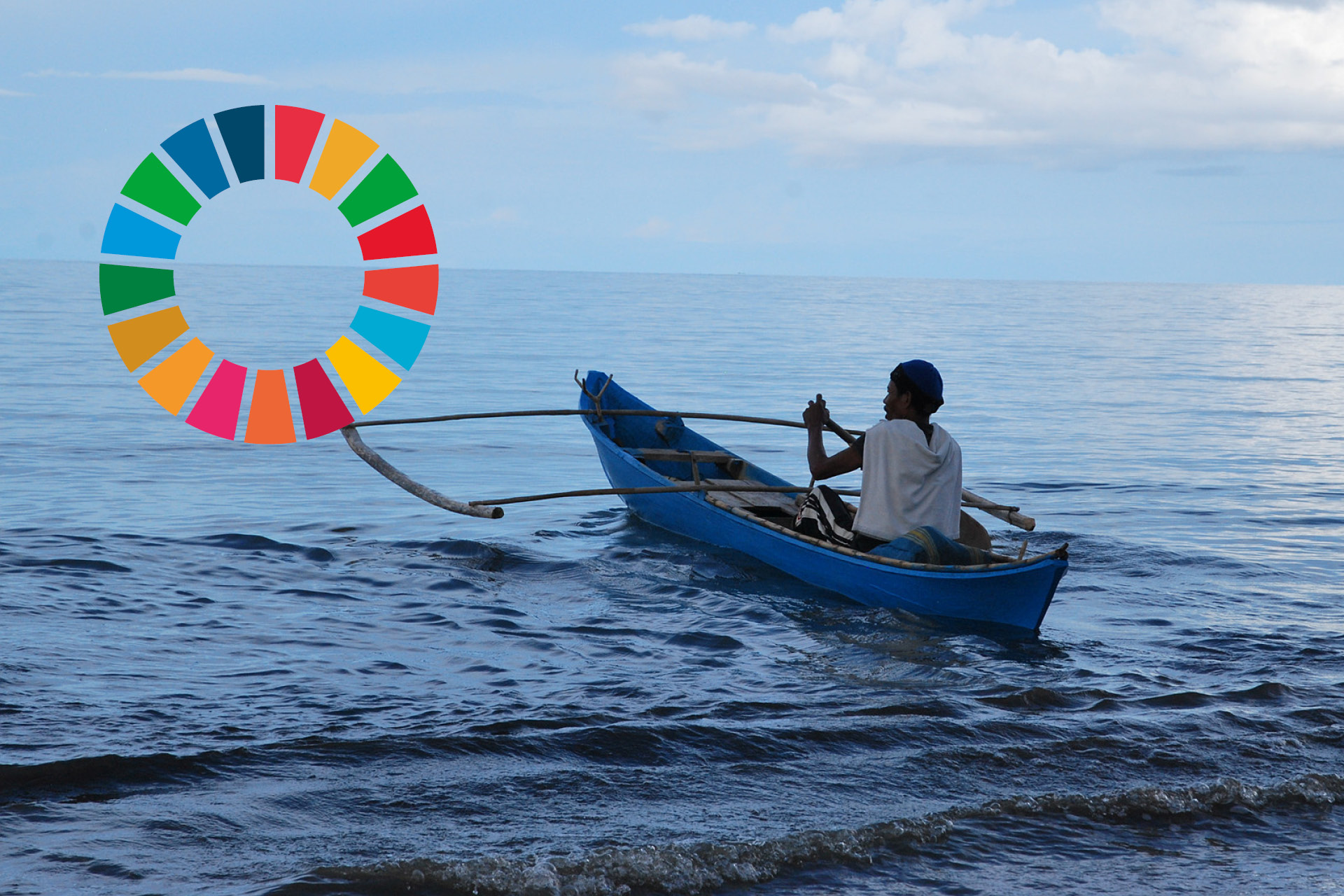 Fiskare från Indonesien, ensam i blå båt ute på havet. Till vänster syns loggan för Agenda 2030.