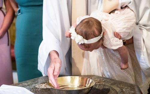 Flicka blir döpt