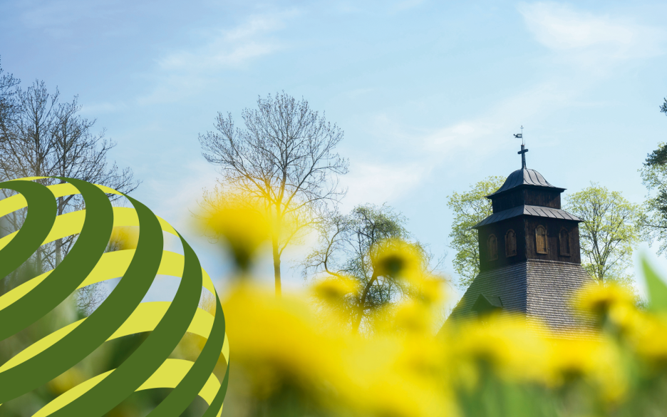 Bild föreställande en träkyrka med gula blommor i förgrunden och det grafiska kännetecknet för Svenska kyrkans klimatarbete i vänster nedre hörn.