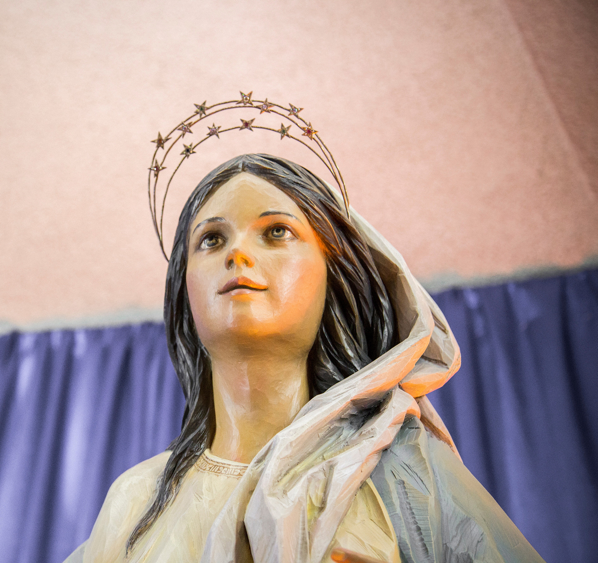 En modern staty som föreställer Maria, Jesus mor.