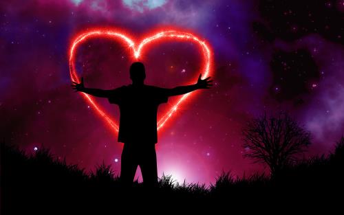 Stjärnhimmel med ett lysande rött hjärta och silhuetten av en människa som sträcker ut sina armar.