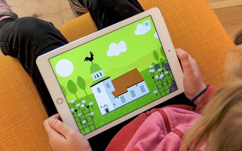 Barn använder appen kyrkan på iPad.