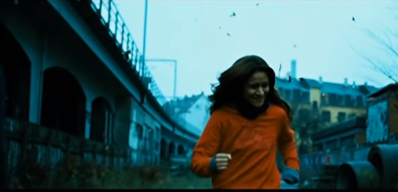 Scen från filmen Fighter. Långhårig person springer mot kameran.