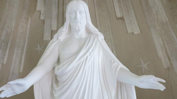 En vit staty av Jesus.