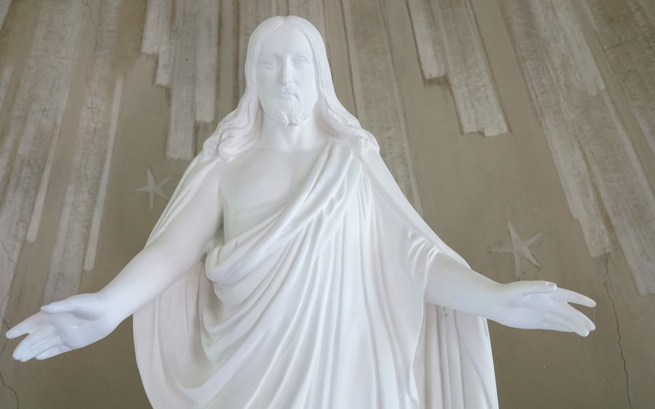 En vit staty av Jesus.