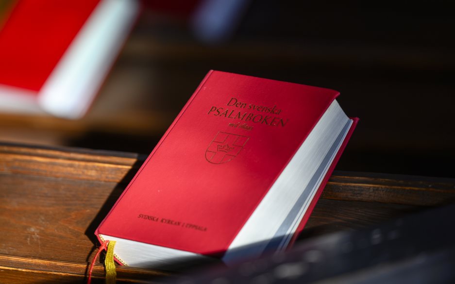 Psalmböcker i kyrkbänken.
