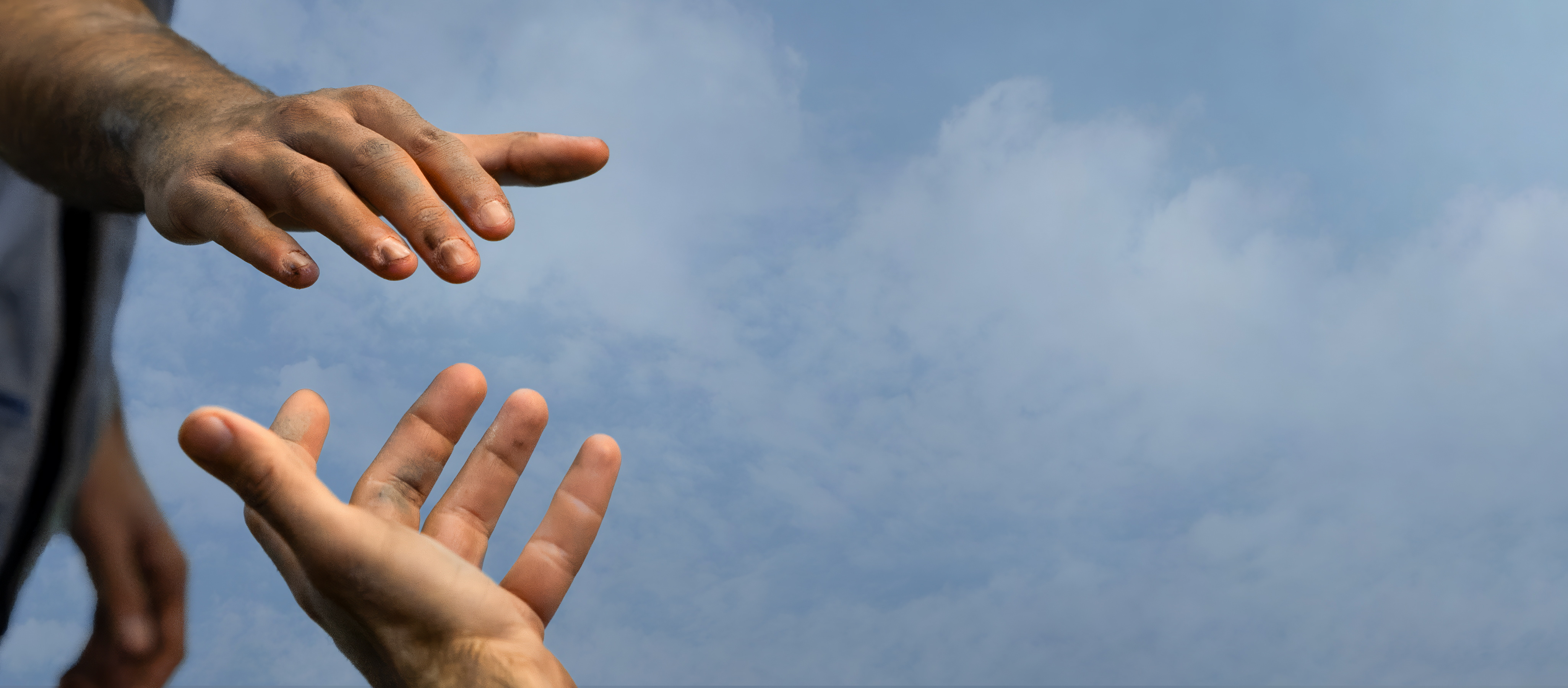 Två händer sträcks ut mot varandra