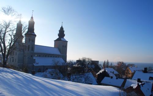 Ett snötäckt Visby en solig vinterdag.