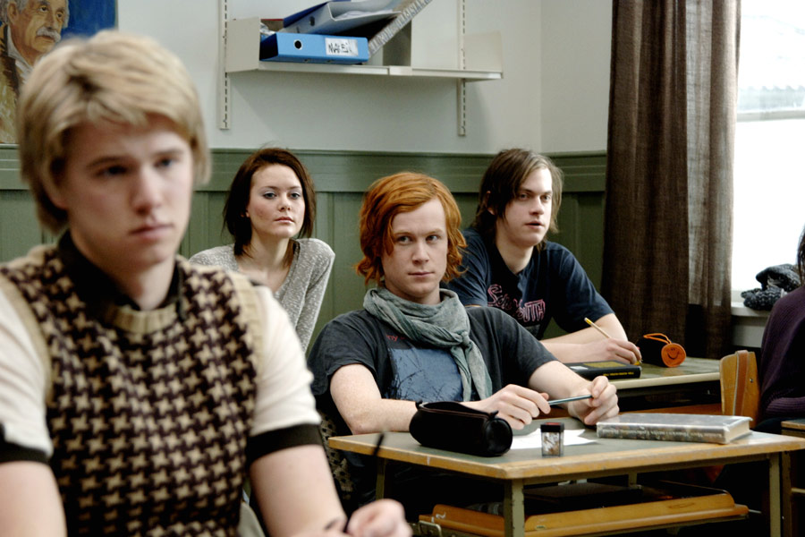 Scen från filmen Mannen som älskade Yngve. Ungdomar i klassrum.
