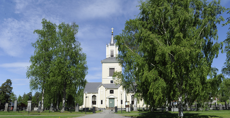 Älvsby kyrka i sommartidens grönska