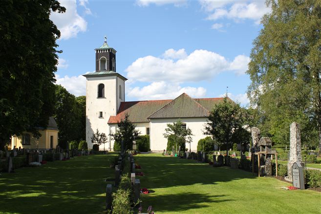 Svenarums kyrka i sommarskrud.