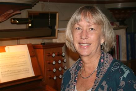 Organisten i Rödöns församling, Elisabeth Claesson Trång, visar stolt upp sitt älsklingsinstrument: orgeln i Rödöns kyrka från 1969.
