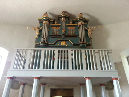 Den vackra orgeln står på en ny läktare ritad av arkitekt Ulf Oldaeus.