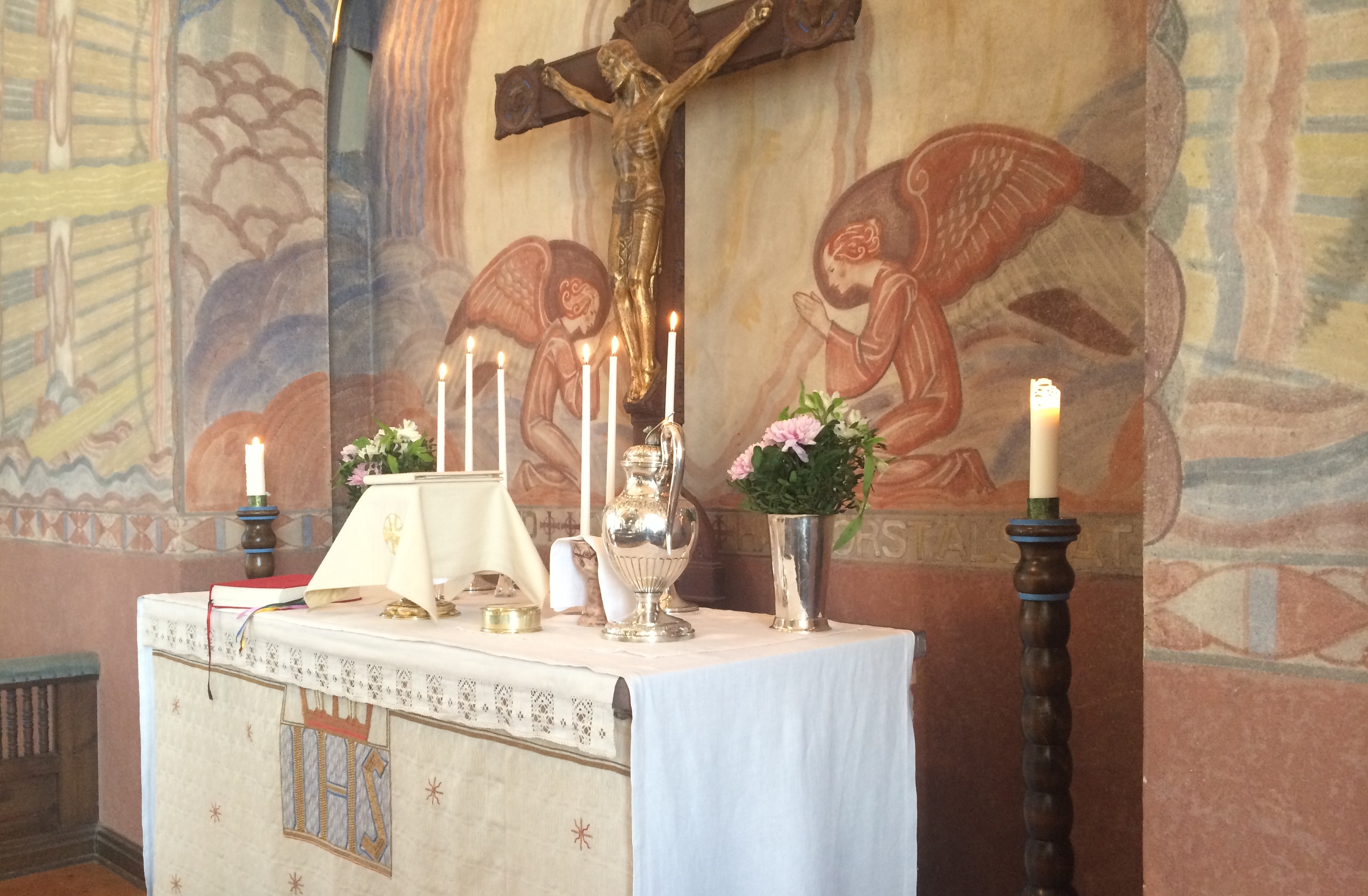 Altare dukat för högmässa i Giresta kyrka