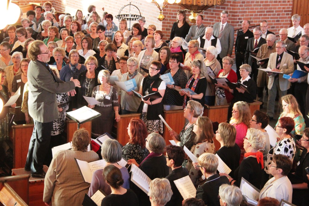 Anders Wälimäki ledrer kyrkokörer i Västerbotten vid Kyrkosångsfesten i Burträsk maj 2011.