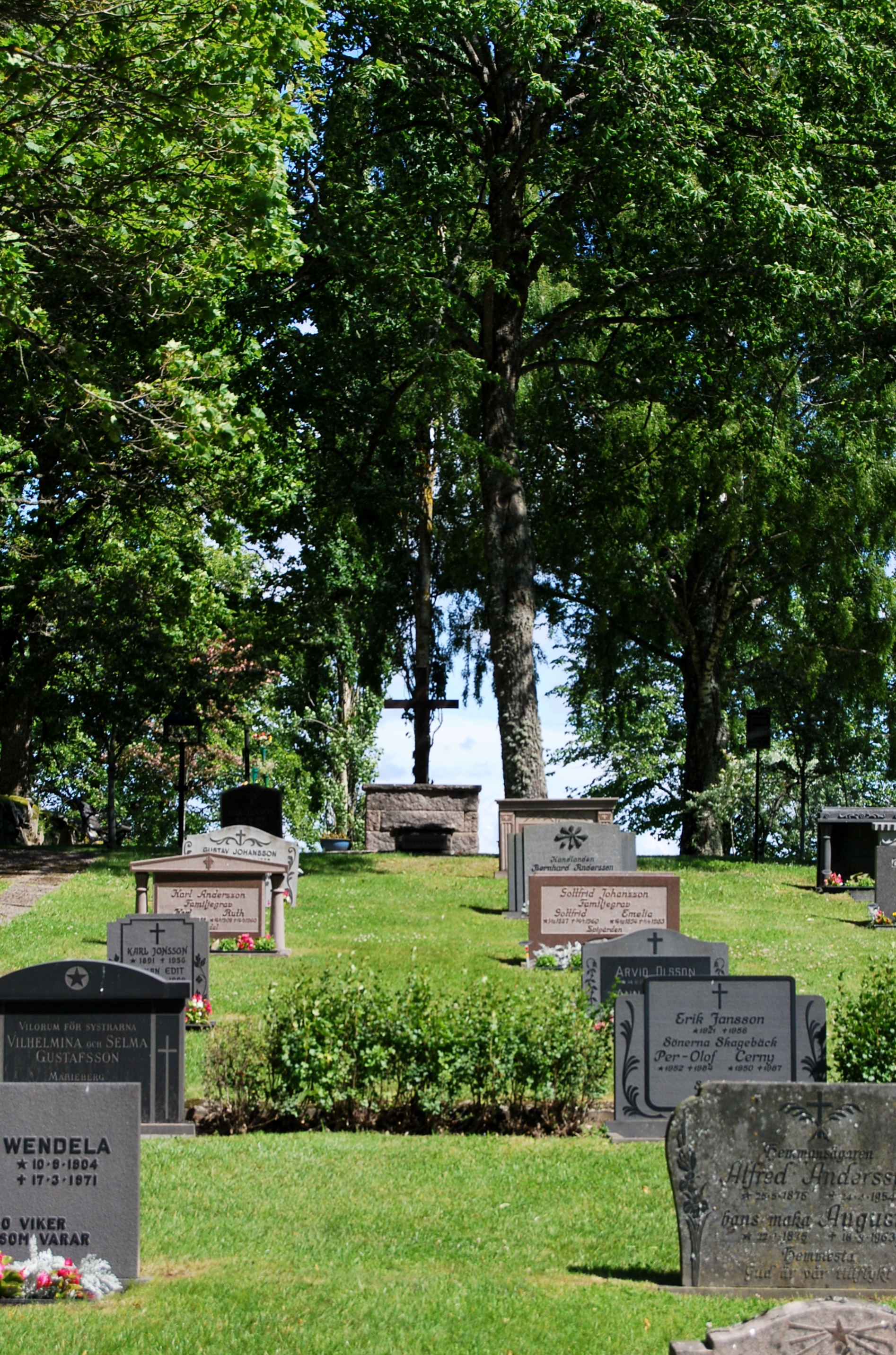 Minneslund vid Älgarås kyrka