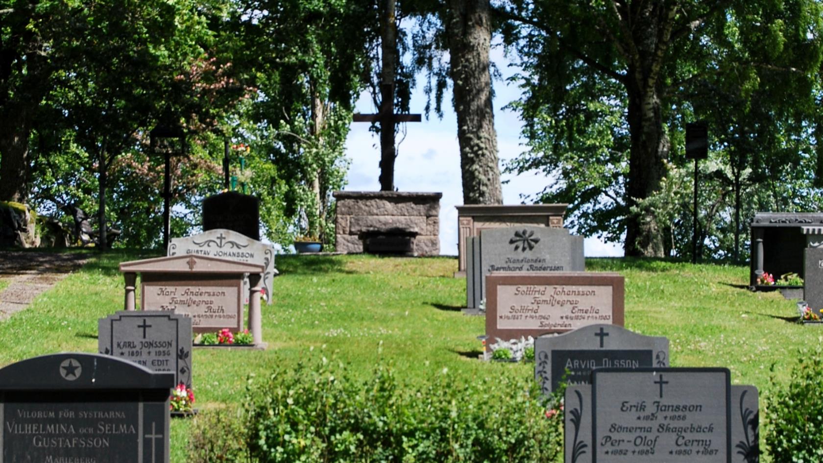 Minneslund vid Älgarås kyrka